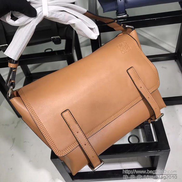 LOEWE羅意威 專櫃同步 Military Messenger 經典百搭信使包 男女同款 0169  jdl1079